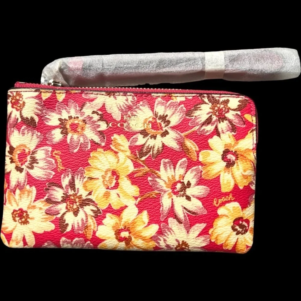 Coach corner zip
